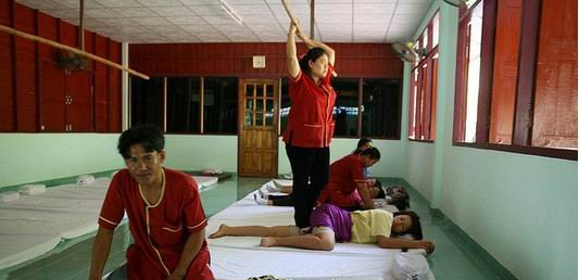 夸张泰式按摩 动作太彪悍了【组图】[1]