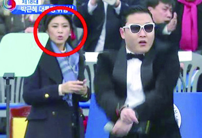 英拉起身,近距离观看鸟叔表演