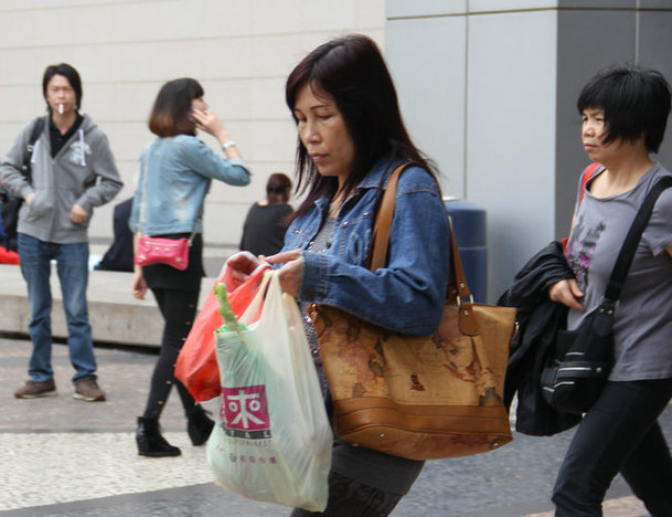 实拍看澳门人在大陆血拼什么