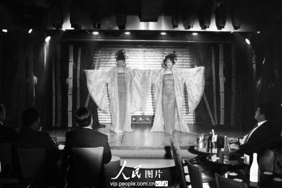 妖艳的日本人妖!纸醉灯谜下的生活