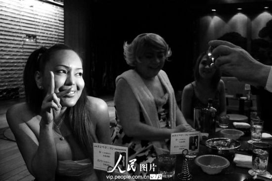妖艳的日本人妖！纸醉灯谜下的生活
