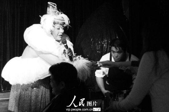 妖艳的日本人妖！纸醉灯谜下的生活
