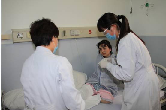 北京军区263医院为维吾尔族同胞献爱心
