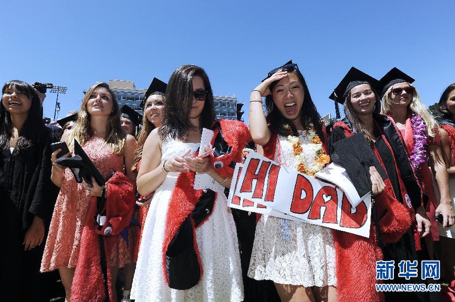 斯坦福大学毕业庆典 学生疯狂庆祝