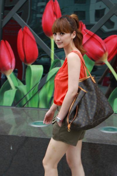 美女主播的大牌包 价格令人咋舌
