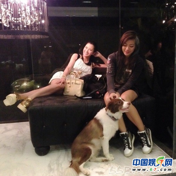 新加坡名媛炫富“爱马仕屋” 郭美美弱爆了