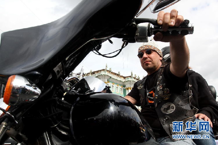 俄罗斯车迷庆祝哈雷戴维森摩托诞生110周年