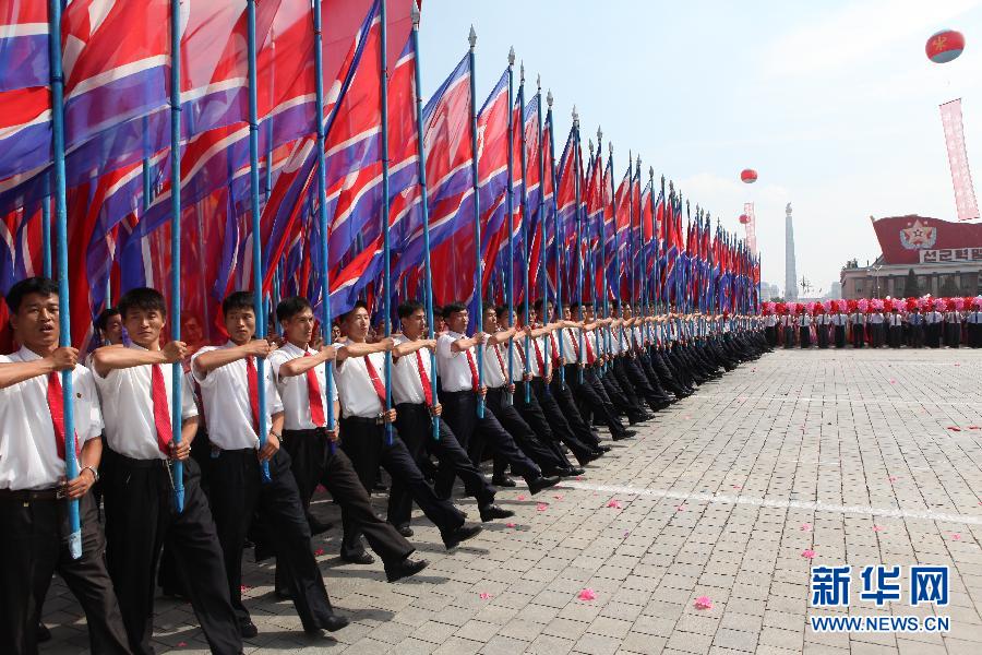 朝鲜举行阅兵仪式庆祝建国65周年 金正恩挥手致意