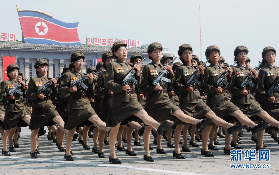 朝鲜举行阅兵仪式庆祝建国65周年 金正恩挥手致意