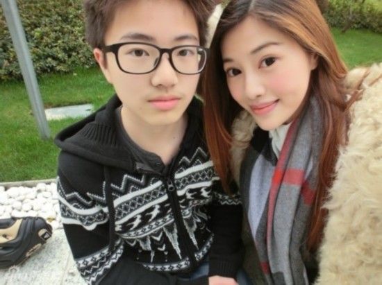 41岁辣妈身材赛少女 与儿子合照似姐弟惊呆网友