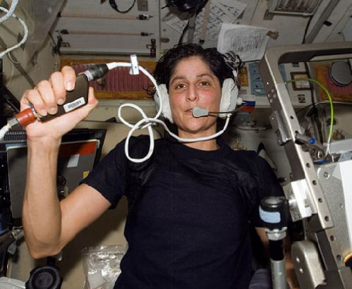 美国女宇航员首次在太空完成铁人三项运动