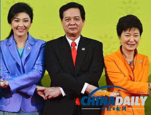 东盟峰会:越南总理“艳福不浅” 获韩泰两美女政客“夹击”