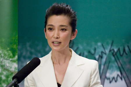 美女和首相携手环保