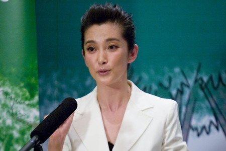 美女和首相携手环保