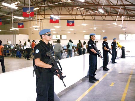 中国维和警察防暴队保卫海地大选
