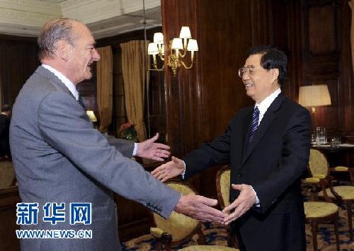 国家主席胡锦涛在巴黎会见法国前总统希拉克