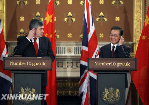 温家宝与英国前首相布朗共同会见记者
