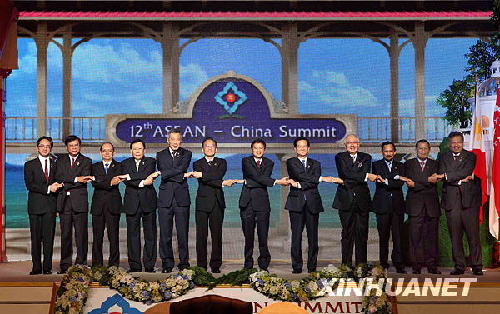 温家宝出席第十二次中国与东盟领导人会议