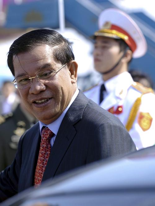 柬埔寨首相洪森抵达越南首都河内