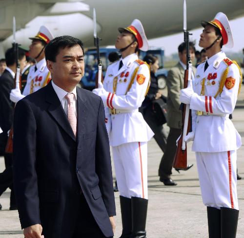 泰国总理阿披实抵达越南首都河内