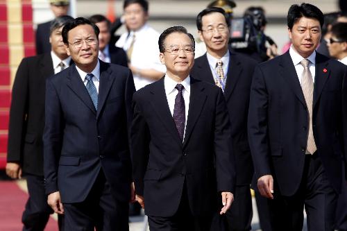温家宝总理抵达越南河内出席东亚领导人系列会