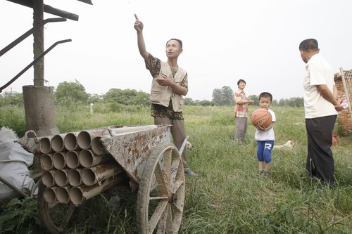 Villager builds cannon against demolition