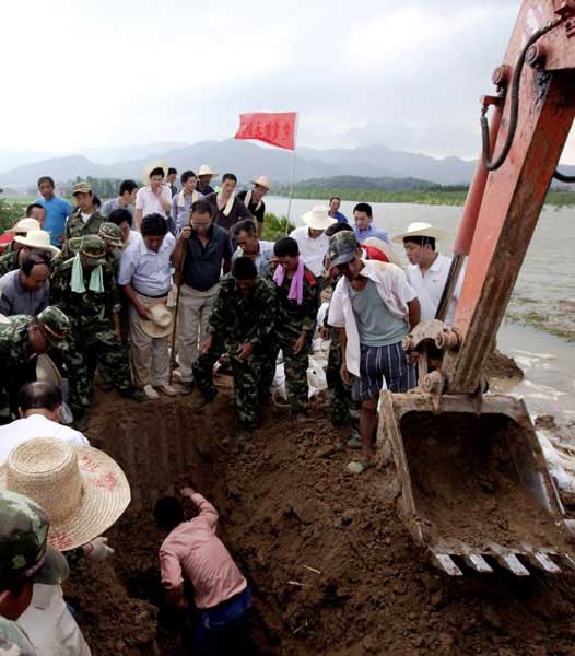 Ant hole wiped out to protect levee in E China