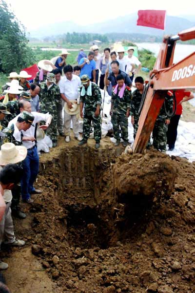 Ant hole wiped out to protect levee in E China