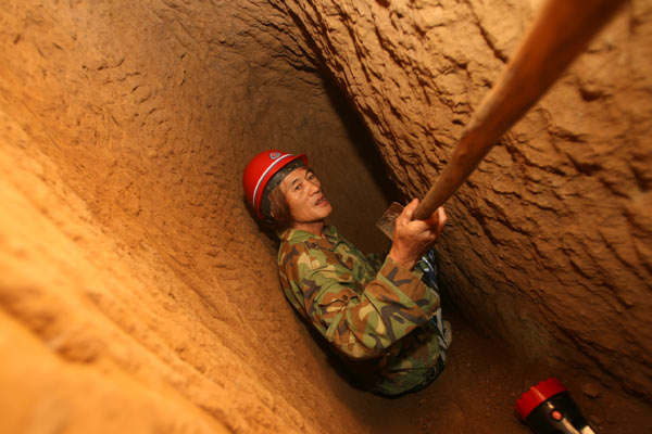 Miner digs underground home in C China