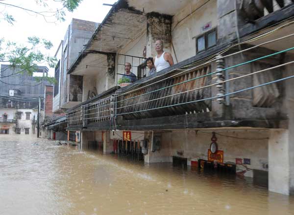 Flood leaves 13 dead, 34 missing in S China