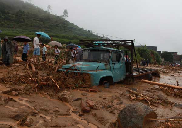 Flood leaves 13 dead, 34 missing in S China