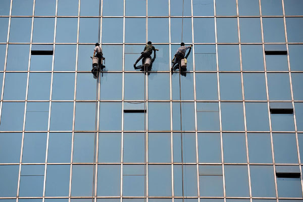 'Spidermen' hang in mid-air to clean skyscrapers