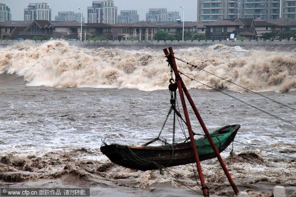 River's surging high tide wave draws crowds