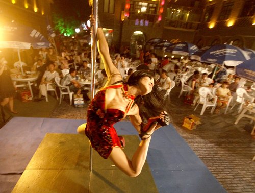Subway pole-dancing girl gets a leg up
