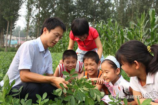 Volunteers brighten left-behindr children's summer