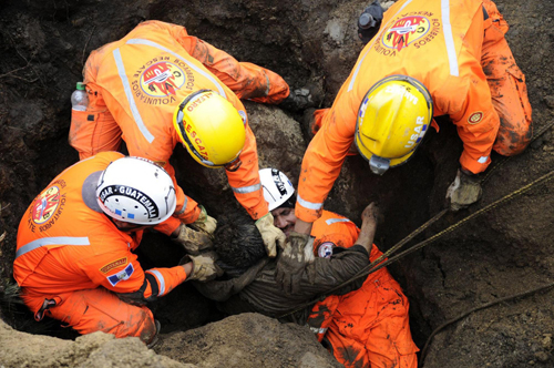 Mud buries Guatemala bus, 2nd slide kills rescuers