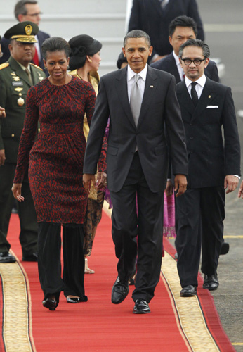 Obama warms Indonesia ties; volcano may cut trip
