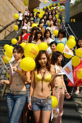 穿内衣街头_美女只穿内衣