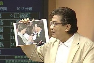 扁强握劳拉手 国民党:像国际怪客!