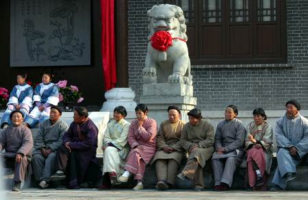 演农民比当农民挣得多 放下锄头变演员