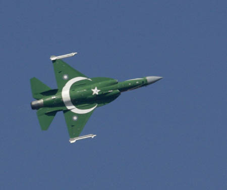 中巴联合研制的"枭龙"(jf-17,巴方代号"thunder")战斗机首次在巴公众