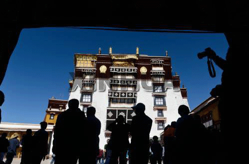 Post-'90 tourists flocking to Tibet