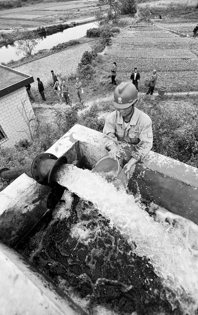 Party focuses on drought, flood battle