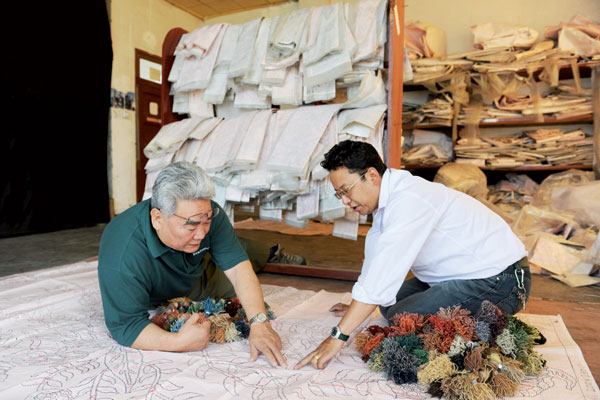 Workshop revitalizes tradition of Tibetan rugs