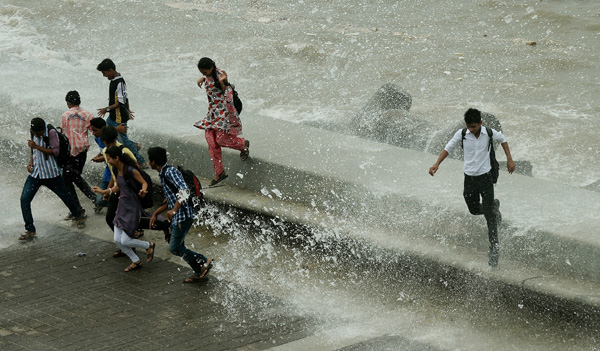 Floods, landslides in India kill 1,000 and strand 8,000