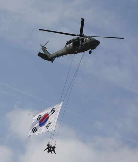 Seoul shows off new missiles in parade