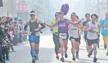 Toilet bus aids marathon runners