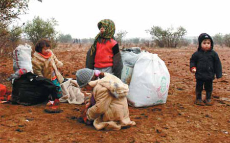 syrian refugees wait to enter turkey after fleeing violence in their 