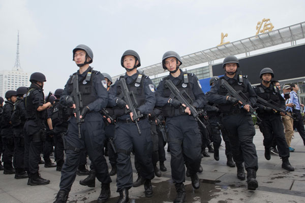 Shanghai beefs up security measures at railway, subway and bus stations