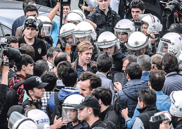 Turkish Riot Police Officers Detain Cnn Correspondent Ivan Watson Center Near Taksim Square On